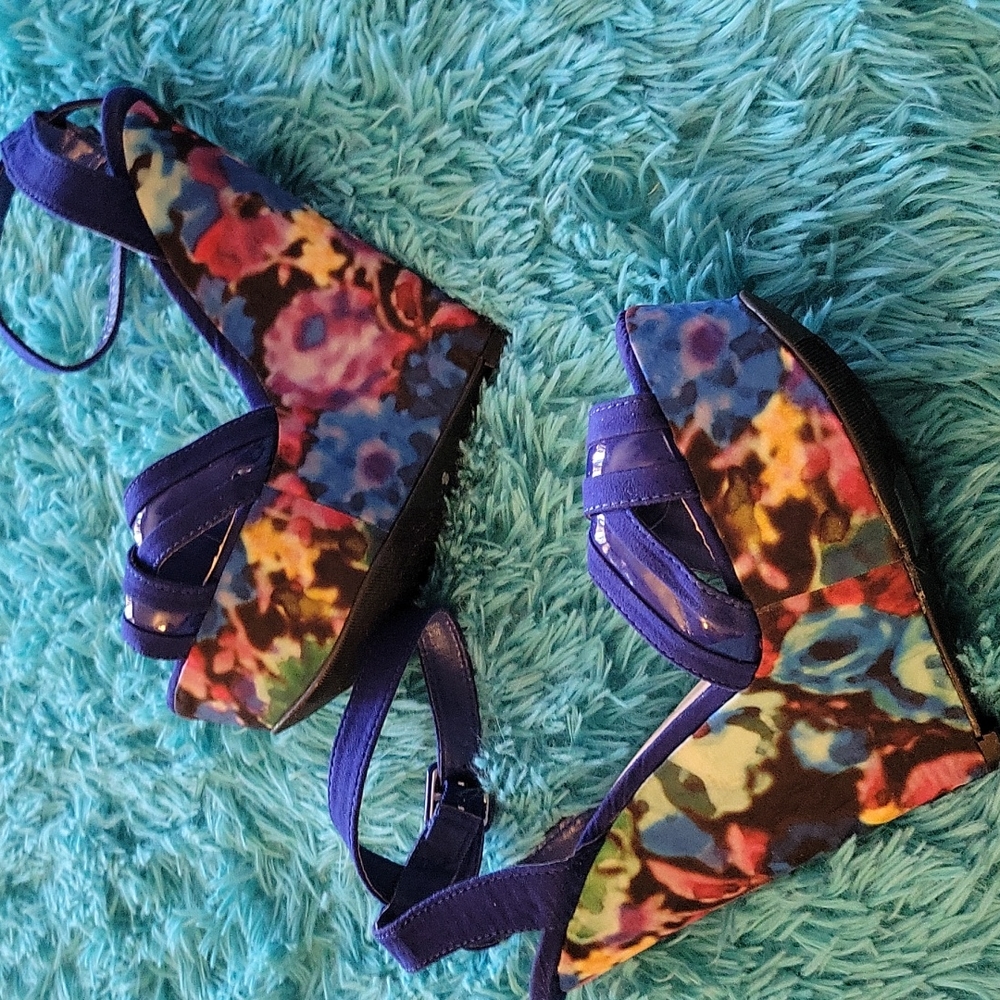 Qupid Floral Wedges Size 8.5